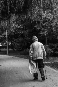 Un hombre compra una granja abandonada por los últimos mil dólares y le caen dólares en la cabeza mientras revisa el ático — Historia del díaI’m