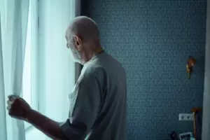 Un hombre compra una granja abandonada por los últimos mil dólares y le caen dólares en la cabeza mientras revisa el ático — Historia del díaI’m