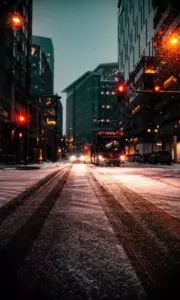 Un hombre detiene el tráfico para ayudar a un mendigo mayor a cruzar la carretera y encuentra un coche nuevo en el garaje al día siguiente – Historia del día