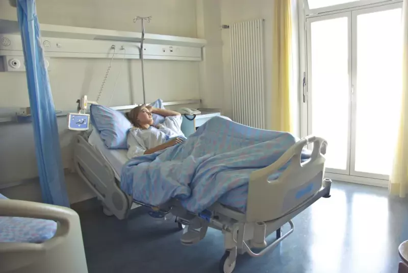 Un hombre se burla constantemente de su esposa desempleada por no hacer nada y encuentra una nota después de que la ambulancia se la lleva — Historia del día