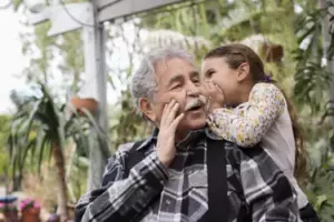 Hombres se burlan de su hermana por heredar un granero viejo, el dinero cae a sus pies cuando ella entra en él – Historia del día
