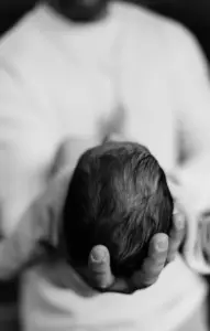 “¡Eres un mentiroso!”: un hombre sostiene a su nieta recién nacida por primera vez y señala a su nuera