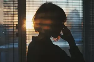 Apenas un mes después de la muerte de mamá, papá trajo a una joven amante a nuestra casa para Navidad. Me sorprendí cuando la vi