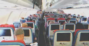 Historia del Día*: Una mujer decide buscar a su recién nacido trece años después de haberlo dejado en un asiento de clase ejecutiva en un avión.