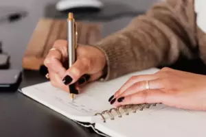 Historia del Día*: Una mujer decide buscar a su recién nacido trece años después de haberlo dejado en un asiento de clase ejecutiva en un avión.