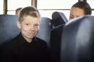 Historia del día: Un camión se detiene en la casa del niño para recompensarlo después de que él renuncia a sus zapatos soñados para comprar botas a un compañero de clase pobre.