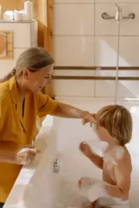 Historia del día: Una madre de tres hijos, que llora porque tiene hambre, descubre que no puede pagar las hamburguesas. "No te preocupes," asegura en voz baja.