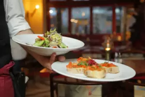 Historia del día: Una madre de tres hijos, que llora porque tiene hambre, descubre que no puede pagar las hamburguesas. "No te preocupes," asegura en voz baja.