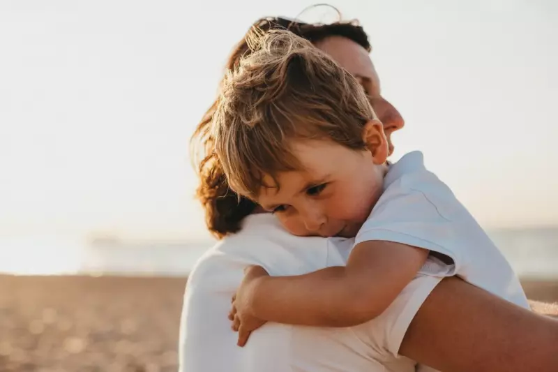 Un niño llora y le ruega a su madre que no lo lleve a la guardería hasta que ella irrumpe en las instalaciones – Historia del día