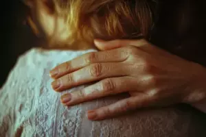 En el funeral de mi abuelo, un desconocido me entregó una nota. Cuando la leí, me reí porque el abuelo nos había engañado