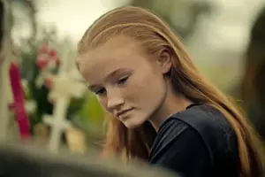 En el funeral de mi abuelo, un desconocido me entregó una nota. Cuando la leí, me reí porque el abuelo nos había engañado