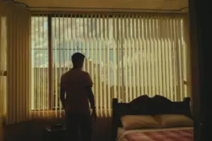 Mi marido empezó a desaparecer de nuestro dormitorio todas las noches. Una noche, lo pillé con las manos en la masa con una tableta secreta