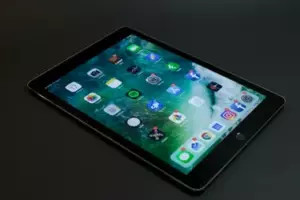 Mi marido empezó a desaparecer de nuestro dormitorio todas las noches. Una noche, lo pillé con las manos en la masa con una tableta secreta