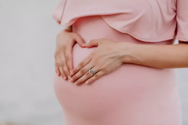 A un viudo se le prohíbe abordar un vuelo con su bebé recién nacido, Meredith, de 82 años, lo ayuda: la historia del día