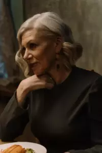 A un viudo se le prohíbe abordar un vuelo con su bebé recién nacido, Meredith, de 82 años, lo ayuda: la historia del día