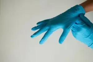Mi suegra empezó a venir a nuestra casa con guantes de látex y decía que le daba asco tocar cualquier cosa. La verdad era mucho peor