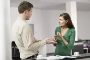 "Oye, estás despedido, viejo", le dice el gerente al conserje, sin saber que él será su jefe al día siguiente - Historia del día