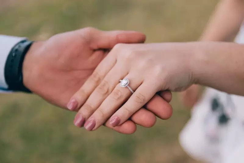 Una novia echa a un hombre sin hogar de su boda hasta que canta una canción que su difunto padre le cantó — Historia del día