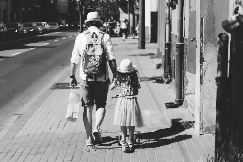 Una novia echa a un hombre sin hogar de su boda hasta que canta una canción que su difunto padre le cantó — Historia del día