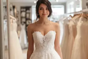 Mi suegra se probó mi vestido de novia y lo arruinó. Se negó a pagarlo, así que usé mi arma secreta