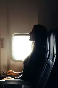 Una pareja con derecho a todo en un avión me exige que me cubra la cara porque mis cicatrices les “asustan” — Un asistente de vuelo y un capitán los ponen en su lugar