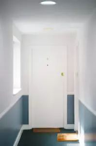 Una enfermera me dijo en secreto que mirara debajo de la cama de hospital de mi esposo. Lo que encontré allí me hizo llamar a la policía