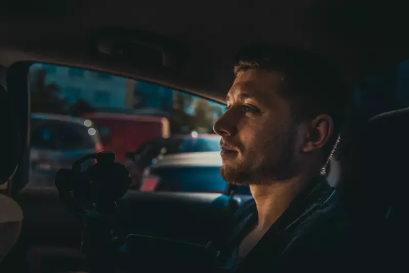 Un hombre pobre escapa el día de su boda, 50 años después la novia descubre que era el plan de su padre – Historia del día
