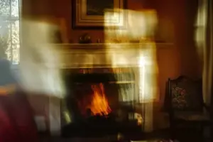 Mi madrastra quemó mi carta de aceptación universitaria en una chimenea, pero no estaba sonriendo cuando un extraño apareció en nuestra puerta