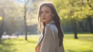 Vi a una niña llorando sola en el parque y decidí ayudarla, sin saber que nuestro encuentro cambiaría mi vida — Historia del día
