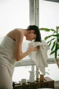 Pillé a la niñera de mis hijos saliendo de la ducha mientras mi marido estaba en casa, así que encendí la cámara de la niñera al día siguiente