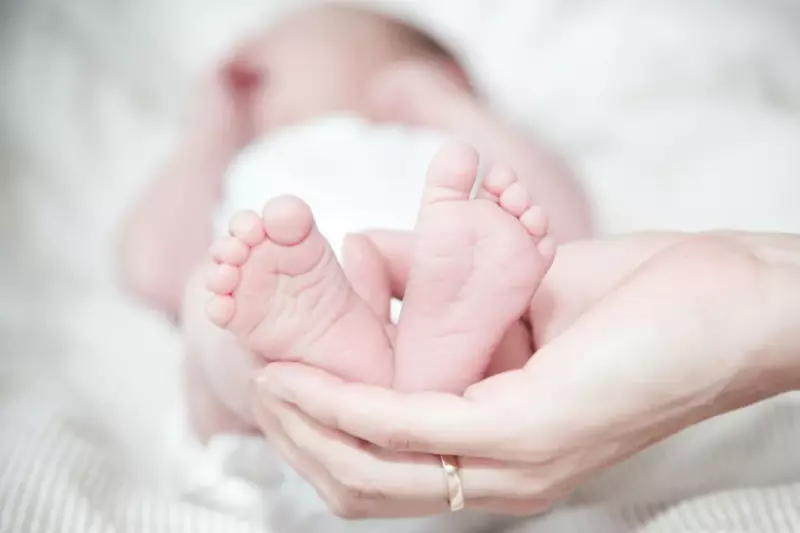 Una enfermera le da a una mujer el bebé equivocado y la madre palidece: la historia del día