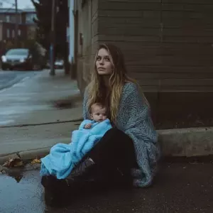 Le di dinero a una mujer pobre con un bebé. A la mañana siguiente, me sorprendí al ver que estaba haciendo algo en la tumba de mi esposo