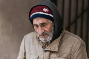 Acogimos a un hombre sin hogar durante el invierno: el paquete que dejó antes de irse nos dejó en bancarrota
