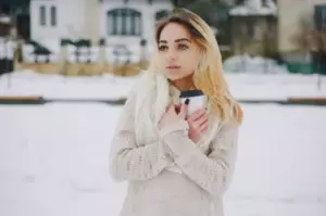 Acogimos a un hombre sin hogar durante el invierno: el paquete que dejó antes de irse nos dejó en bancarrota
