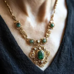Mi suegra regaló la reliquia de mi difunta madre a sus amigas. Inmediatamente me aseguré de que se arrepintiera