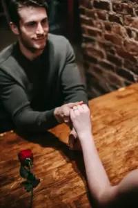 ¡Estoy en contra! Un hombre mayor detiene una boda y un minuto después la policía arresta al novio – Historia del día