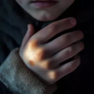 Una mujer abre la puerta y ve a un niño que dice ser su hijo: “Mira mi mano”, le dice