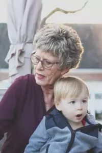 Un hombre le prohíbe a una pobre madre anciana ver a su nieto recién nacido después de que ella caminara durante horas para hacerlo – Historia del día