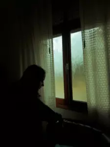 En el zoológico, una niña jugaba alegremente con una nutria, encantando a todos hasta que un cuidador se acercó y le dijo con urgencia: “Debería llevar a su hija al médico”.