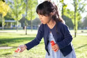 En el zoológico, una niña jugaba alegremente con una nutria, encantando a todos hasta que un cuidador se acercó y le dijo con urgencia: “Debería llevar a su hija al médico”.