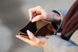 *Historia de hoy: Madre vende su coche viejo para alimentar a sus cuatro hijos y al día siguiente lo recibe de vuelta en su umbral con una carta dentro.