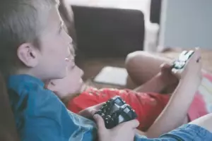 Mientras mi esposo permanece en silencio, mi hijastro falta al respeto a mis hijos y causa caos en nuestra casa. Le enseñé algo de modales.