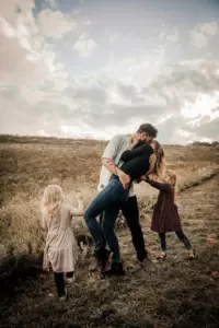 Dos años después de que mi esposa de diez años me dejara por un hombre rico, me reconecté con ella, y fue realmente poético.