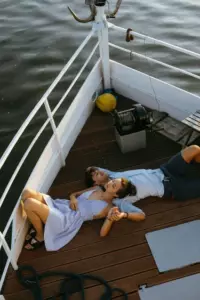 Dos años después de que mi esposa de diez años me dejara por un hombre rico, me reconecté con ella, y fue realmente poético.
