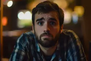 Dos años después de que mi esposa de diez años me dejara por un hombre rico, me reconecté con ella, y fue realmente poético.