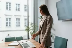 Historia del día: El gerente le informa al conserje, "Oye, estás despedido, viejo", sin darse cuenta de que él será su jefe al día siguiente.