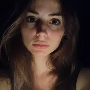 Tres años después de la muerte de mi esposo, me enamoré nuevamente. Un día, mi hija me dijo: "Mamá, mi nuevo papá me pidió que guardara un secreto de ti." ¿Está bien?