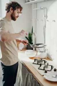 Activé la cámara de la niñera al día siguiente después de ver a la niñera de mis hijos saliendo de la ducha cuando mi esposo estaba en casa.