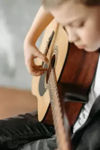Me aseguré de que mi hermana aprendiera la lección cuando rompió la guitarra de mi hijo, ya que su hijo no podía tocarla.