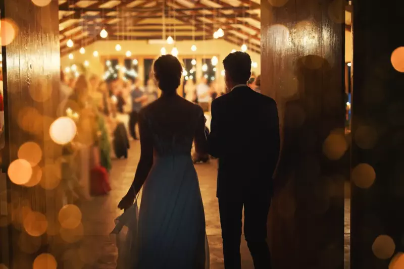 Los suegros se ríen de la madre conserje del novio hasta que ella sube al escenario para felicitar a los recién casados ​​– Historia del día